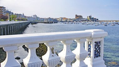 Catro Urdiales görünümünü üzerinde sahil Cantabria, 3:30 p.m.; 15 Mayıs 2015; İspanya, Europe