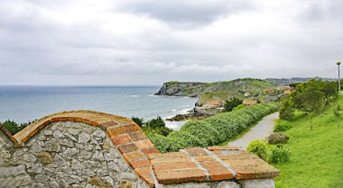 Comillas ve Cantabria kenarı, 5:45 PM manzaralar.; 17 Mayıs 2015 yılında Cantabria; İspanya, Europe