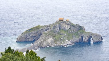 Sahil ve kaya Gaztelugatxe, 5:45 p.m.; 15 Mayıs 2015; Vizcaya, İspanya, Europe