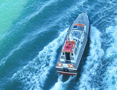 Römorkör tam hızda, Mikonos, Yunanistan, Europe