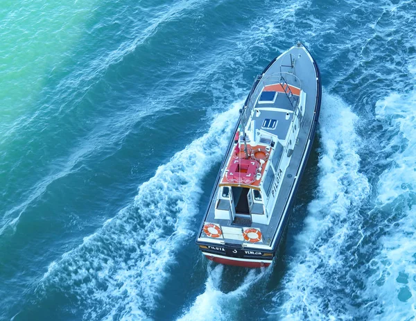 Römorkör tam hızda, Mikonos, Yunanistan, Europe