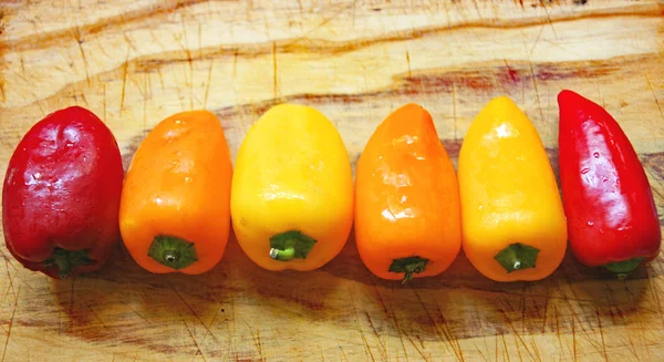 厨房桌子上五颜六色的辣椒 — 图库照片