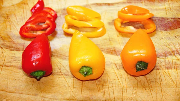 Bunte Paprika Auf Dem Küchentisch — Stockfoto