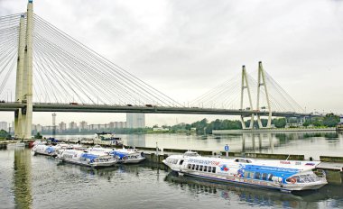 Rusya'nın St. Petersburg kentinde Nehri'nin kıyısında