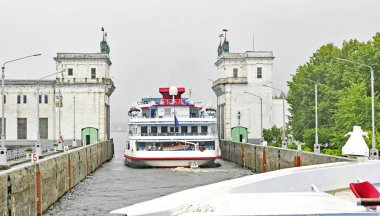 Esclusas en el ro Neva y Volga, Rusya