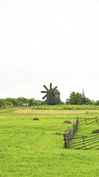 マンドロギの古いロシアの建築 午後17時 2015年7月15日 ロシア — ストック写真