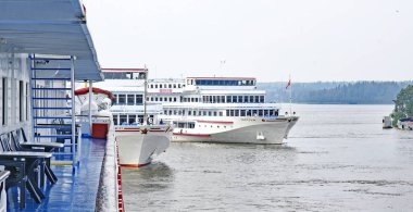 Rusya'da gezinilebilir nehir; Saat 18:30'da .; 15 Temmuz 2015; Rusya