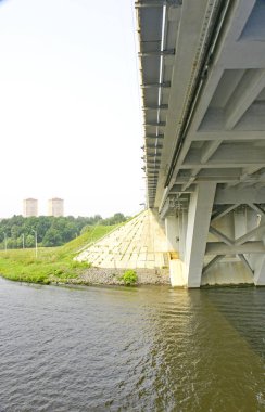 Moskova 'da bir nehrin üzerinde köprüler; 16:35 s. m.; 14 Temmuz 2016: Rusya