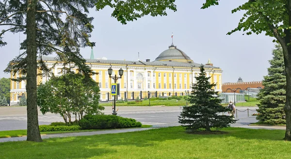 克里姆林宫的建筑和花园景观 莫斯科 俄罗斯 — 图库照片