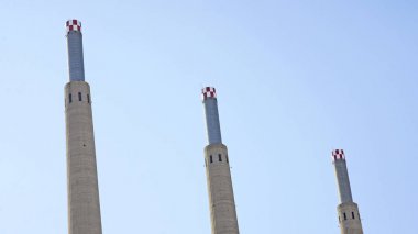 Besos, Sant Adria del Besos eski termik santralüç baca; 12:25 pm .; 20 Temmuz 2015; Barselona, Catalunya, İspanya, Avrupa