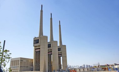 Besos, Sant Adria del Besos eski termik santralüç baca; 12:25 pm .; 20 Temmuz 2015; Barselona, Catalunya, İspanya, Avrupa