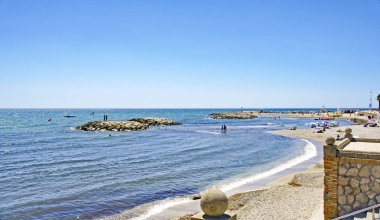 Plaj ve Sitges yürüyüş, 14:45 .; 14 Ağustos 2016; Barselona, Catalunya, İspanya, Avrupa