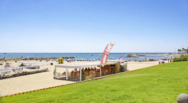 Plaj ve Sitges yürüyüş, 14:45 .; 14 Ağustos 2016; Barselona, Catalunya, İspanya, Avrupa