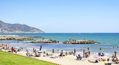 Plaj ve Sitges yürüyüş, 14:45 .; 14 Ağustos 2016; Barselona, Catalunya, İspanya, Avrupa