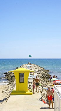 Plaj ve Sitges yürüyüş, 14:45 .; 14 Ağustos 2016; Barselona, Catalunya, İspanya, Avrupa