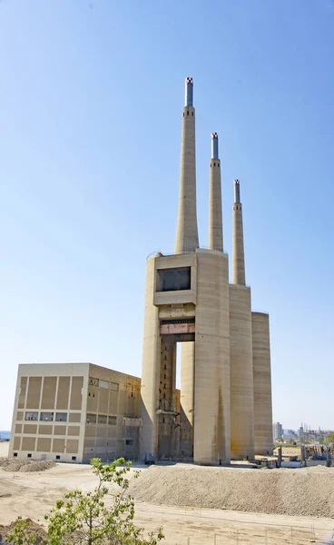 ベソス サンアドリアデルベソスの古い火力発電所の3つの煙突 午後12時25分 2015年7月20日 バルセロナ カタルーニャ スペイン ヨーロッパ — ストック写真
