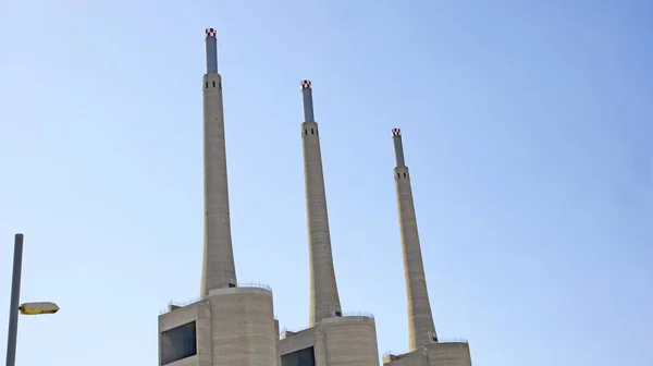 贝索斯老热电站的三个烟囱 圣阿德里亚德尔贝索斯 下午12 2015年7月20日 巴塞罗那 加泰罗尼亚 西班牙 — 图库照片