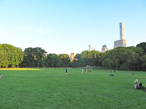 View of the gardens of Parque Central in New York; 15:35 p.m .; June 14, 2014; USA.
