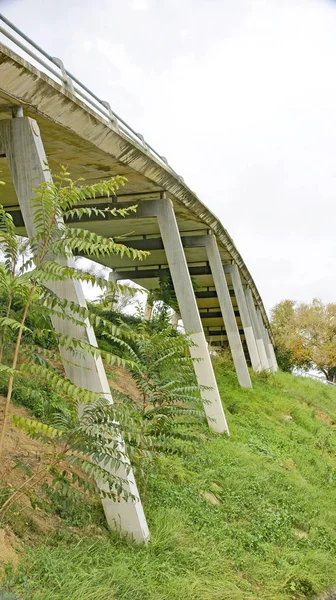 Γκράφιτι Μια Σκάλα Γέφυρας Στη Συνοικία Vall Hebrn Στη Βαρκελώνη — Φωτογραφία Αρχείου