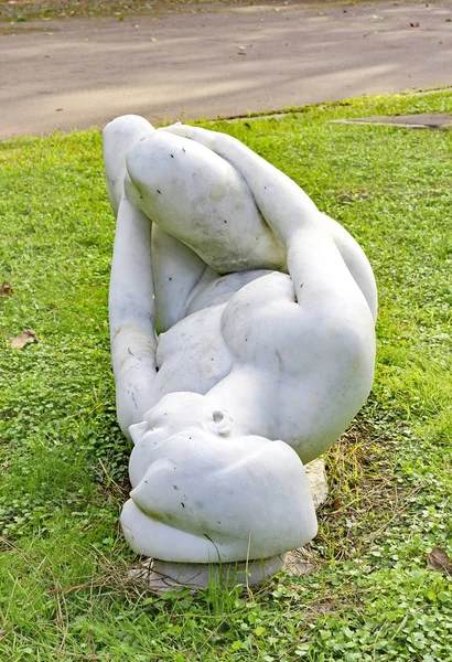 Sculpture Une Femme Dans Les Jardins Palais Albeniz Montjuic 12H25 — Photo