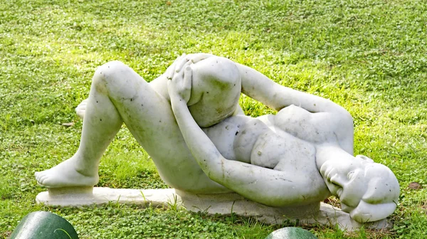 蒙丘伊克阿尔贝尼茨宫殿花园中一个女人的雕塑 2015年7月16日 巴塞罗那 加泰罗尼亚 西班牙 — 图库照片