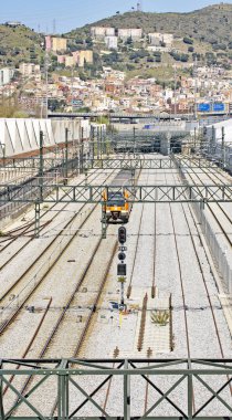 Barcelona 'daki demiryolu atölyelerinde tren, raylar ve kateneri, öğlen 12: 45. ; 14 Temmuz 2016; Katalunya, İspanya, Avrupa