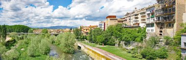 Barcelona 'nın Osona bölgesindeki Roda de Ter nehri ve kasabasının genel görünümü; 16: 05. ; 16 Haziran 2017; Katalunya, İspanya