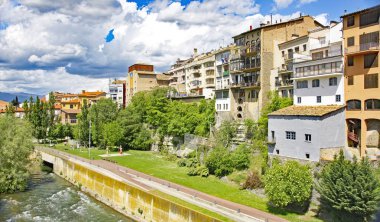 Barcelona 'nın Osona bölgesindeki Roda de Ter nehri ve kasabasının genel görünümü; 16: 05. ; 16 Haziran 2017; Katalunya, İspanya