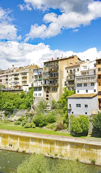 Barcelona 'nın Osona bölgesindeki Roda de Ter nehri ve kasabasının genel görünümü; 16: 05. ; 16 Haziran 2017; Katalunya, İspanya