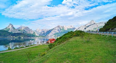 Riao veya Riano, 12: 30; 10 Mayıs 2018; Len, Picos de Europa ili, Castilla y Len Topluluğu, Avrupa