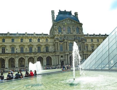 Louvre Müzesi çeşme ve cam kubbesi, 18 Temmuz 2018, Paris, Fransa, Avrupa