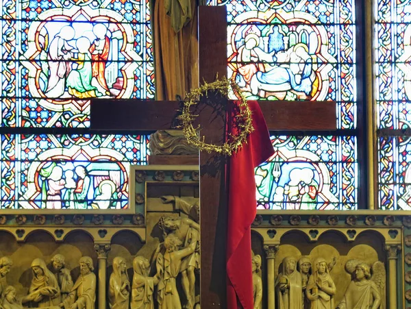 Cruz Con Corona Espinas Dentro Una Iglesia París Julio 2016 — Foto de Stock