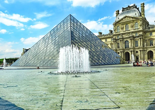 Fuente Cúpula Vidrio Del Museo Del Louvre Julio 2018 París — Foto de Stock