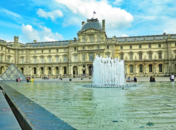 Fuente Cúpula Vidrio Del Museo Del Louvre Julio 2018 París — Foto de Stock