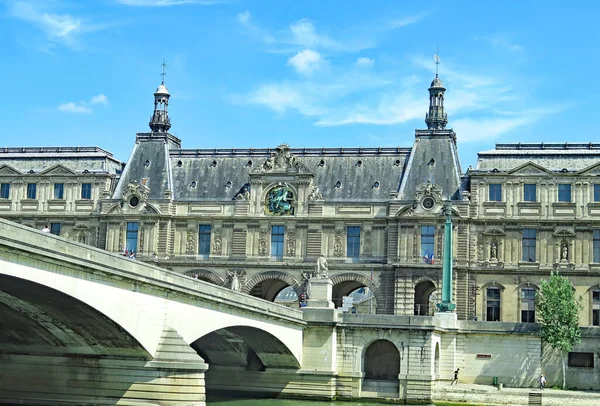 卢浮宫的喷泉和玻璃穹顶 下午2 2018年7月18日 — 图库照片