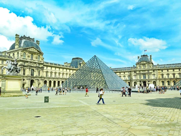 ルーヴル美術館の創設とガラスドーム 午後2時35分 2018年7月18日 フランス ヨーロッパ — ストック写真