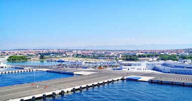 Zadar 'ın sokak ve sokak manzarası, 12: 45; 16 Ağustos 2018; Hırvatistan, Avrupa' da Dalmaçya