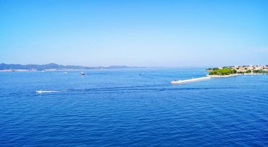 Zadar 'ın sokak ve sokak manzarası, 12: 45; 16 Ağustos 2018; Hırvatistan, Avrupa' da Dalmaçya