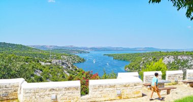 Zadar 'ın sokak ve sokak manzarası, 12: 45; 16 Ağustos 2018; Hırvatistan, Avrupa' da Dalmaçya