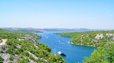 Zadar 'ın sokak ve sokak manzarası, 12: 45; 16 Ağustos 2018; Hırvatistan, Avrupa' da Dalmaçya