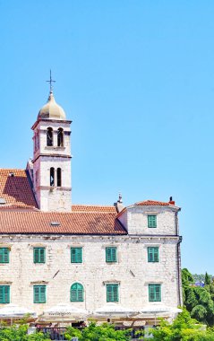 Zadar 'ın sokak ve sokak manzarası, 12: 45; 16 Ağustos 2018; Hırvatistan, Avrupa' da Dalmaçya