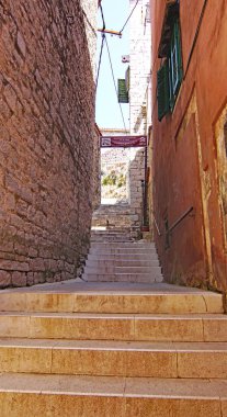 Zadar 'ın sokak ve sokak manzarası, 12: 45; 16 Ağustos 2018; Hırvatistan, Avrupa' da Dalmaçya