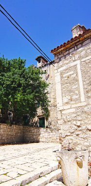 Zadar 'ın sokak ve sokak manzarası, 12: 45; 16 Ağustos 2018; Hırvatistan, Avrupa' da Dalmaçya