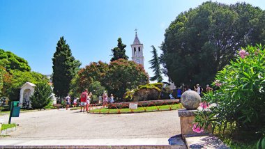 Zadar 'ın sokak ve sokak manzarası, 12: 45; 16 Ağustos 2018; Hırvatistan, Avrupa' da Dalmaçya