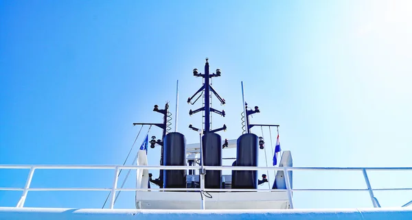 クルーズ船の通信アンテナと煙突とデッキ — ストック写真