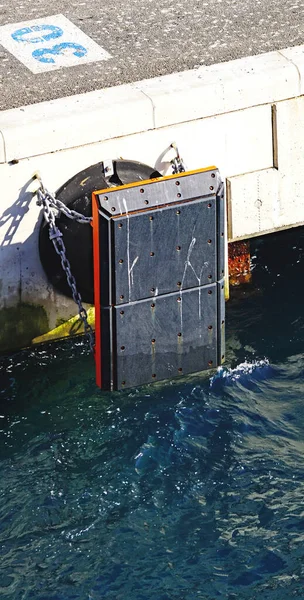 ジェノヴァの港のドックでの海上防衛または保護ブロック 7月16 2016 イタリアヨーロッパ — ストック写真