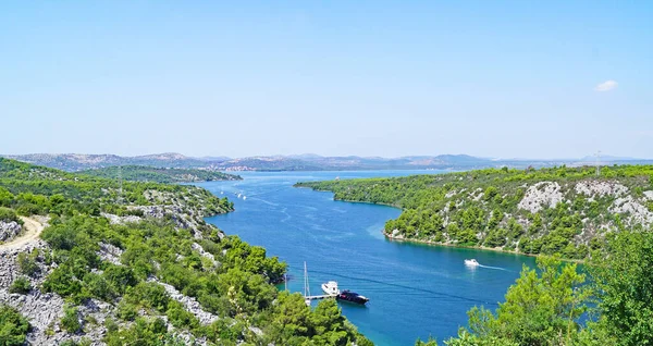 Zadar 'ın sokak ve sokak manzarası, 12: 45; 16 Ağustos 2018; Hırvatistan, Avrupa' da Dalmaçya