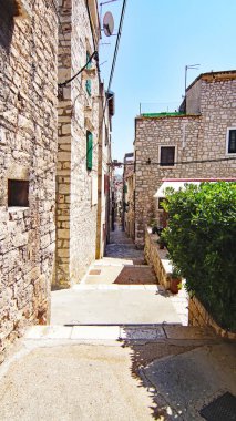 Zadar 'ın sokak ve sokak manzarası, 12: 45; 16 Ağustos 2018; Hırvatistan, Avrupa' da Dalmaçya