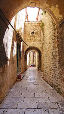 Zadar 'ın sokak ve sokak manzarası, 12: 45; 16 Ağustos 2018; Hırvatistan, Avrupa' da Dalmaçya