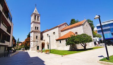 Zadar 'ın sokak ve sokak manzarası, 12: 45; 16 Ağustos 2018; Hırvatistan, Avrupa' da Dalmaçya